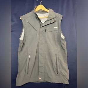 Columbia Womens Grey Omni Shade Vest Size medium With Multiple Pockets
